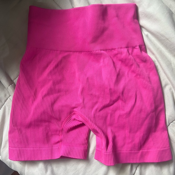 Pink workout shorts - Picture 2 of 2